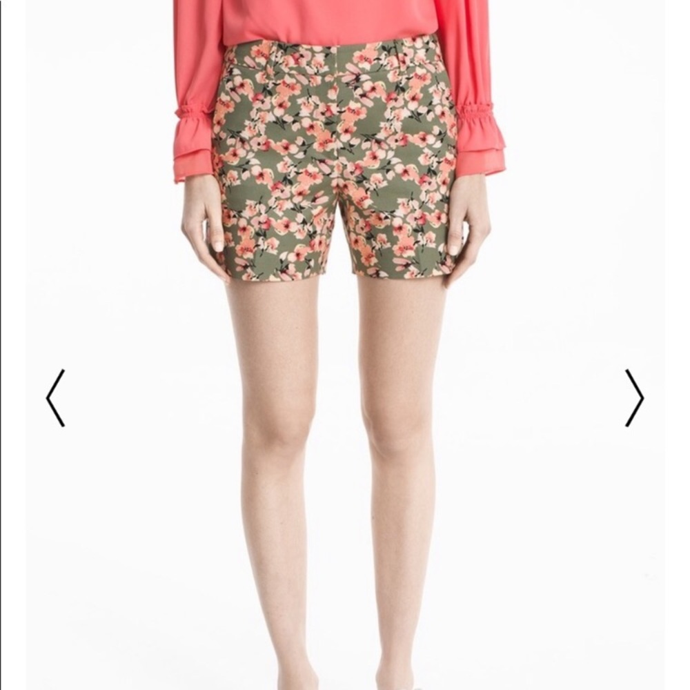 ⭐️ White House Black Market 5' Floral Shorts